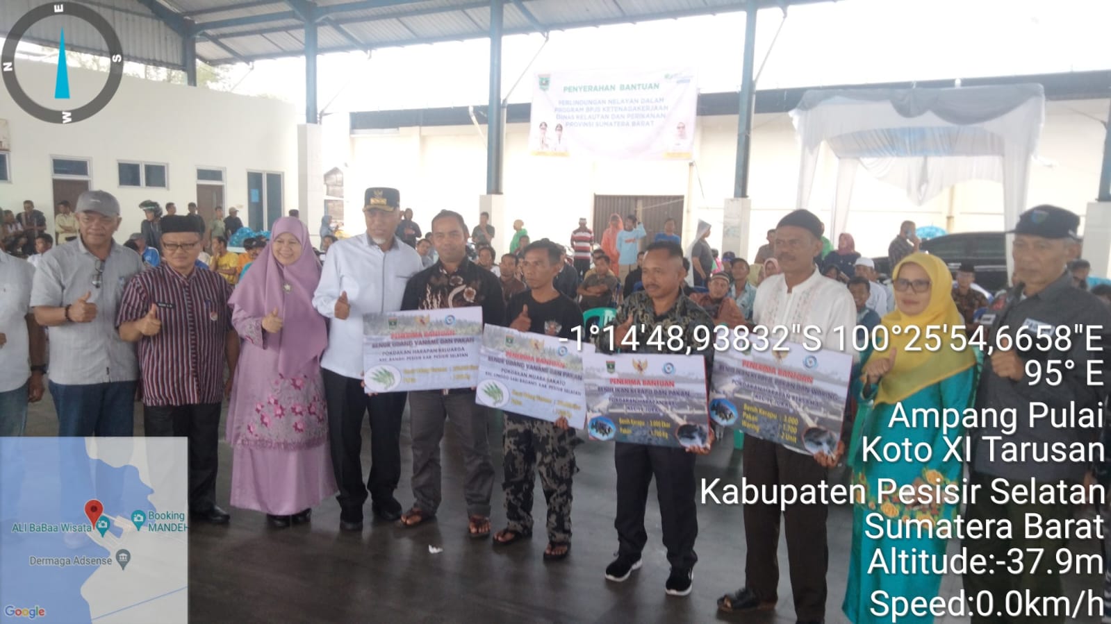 Gubernur Sumatera Barat bersama Kepala Dinas Perikanan dan Pangan dan Kadis DKP Provinsi Menyerahkan