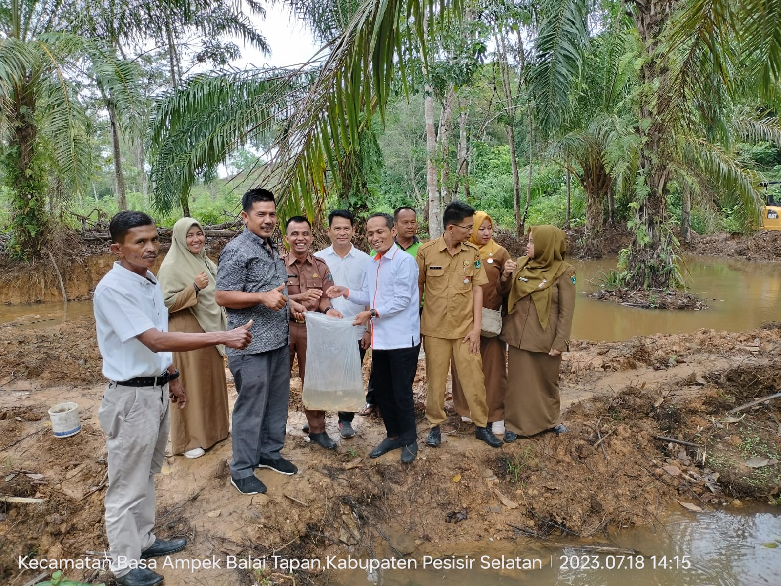 Penyerahan bantuan benih ikan di Kecamatan Ranah ampek hulu 