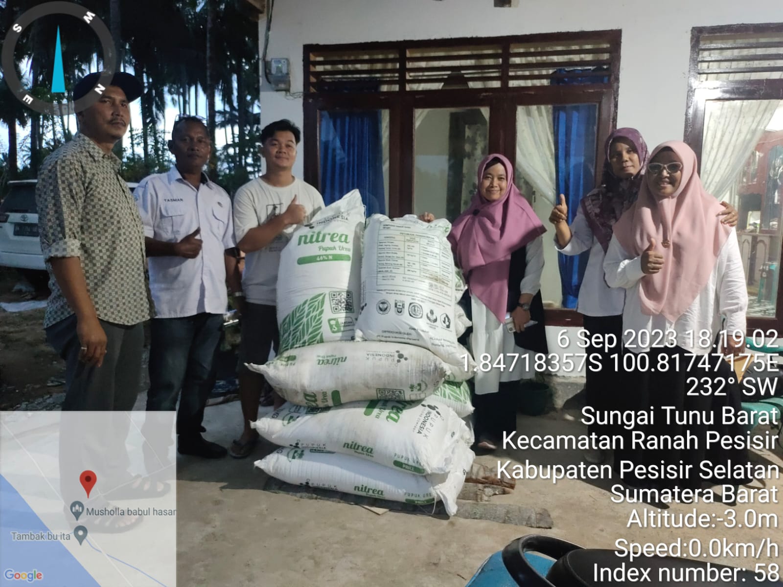 Penyerahan bantuan Pupuk ke Pokdakan Harapan keluarga di Kec. ranah pesisir 
