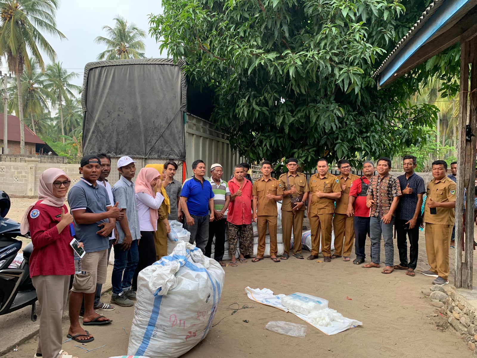 Penyerahan bantuan Jaring  Monofilamen di Kec. Ranah Pesisir  dan Linggo Sari Baganti