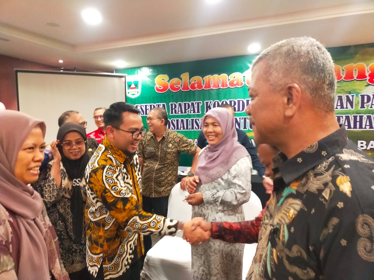 Koordinasi Cadangan Pangan dan Sosialisasi Bantuan Pangan di Mercure Padang