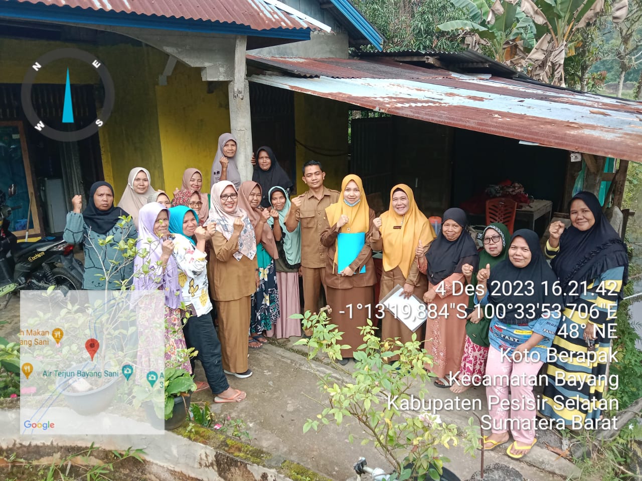 Penyerahan Bantuan Pakan dan Ternak Ayam KUB di KWT Kapalo Saiyo Kecamatan Bayang