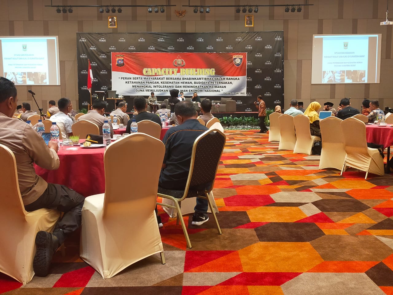 MENGHADIRI KEGIATAN CAPACITY BUILDING DI HOTEL PREMIERE PADANG