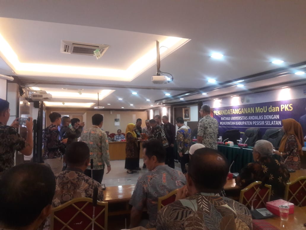 PENANDATANGANAN  MoU DAN PKS ANTARA  UNIVERSITAS ANDALAS DENGAN PEMERINTAH KABUPATEN PESISIR SELATAN