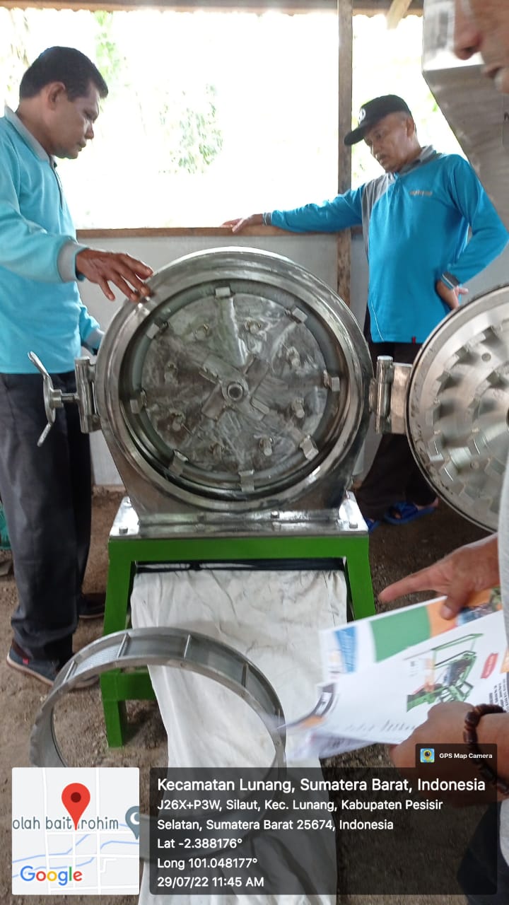 PENYERAHAN BANTUAN MESIN PEMBUAT PAKAN DI KEC. SILAUT