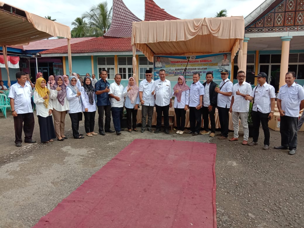 PENYERAHAN SECARA SIMBOLIS BANTUAN DINAS PERIKANAN DAN PANGAN TAHUN ANGGARAN 2022 DI HADIRI OLEH BUP
