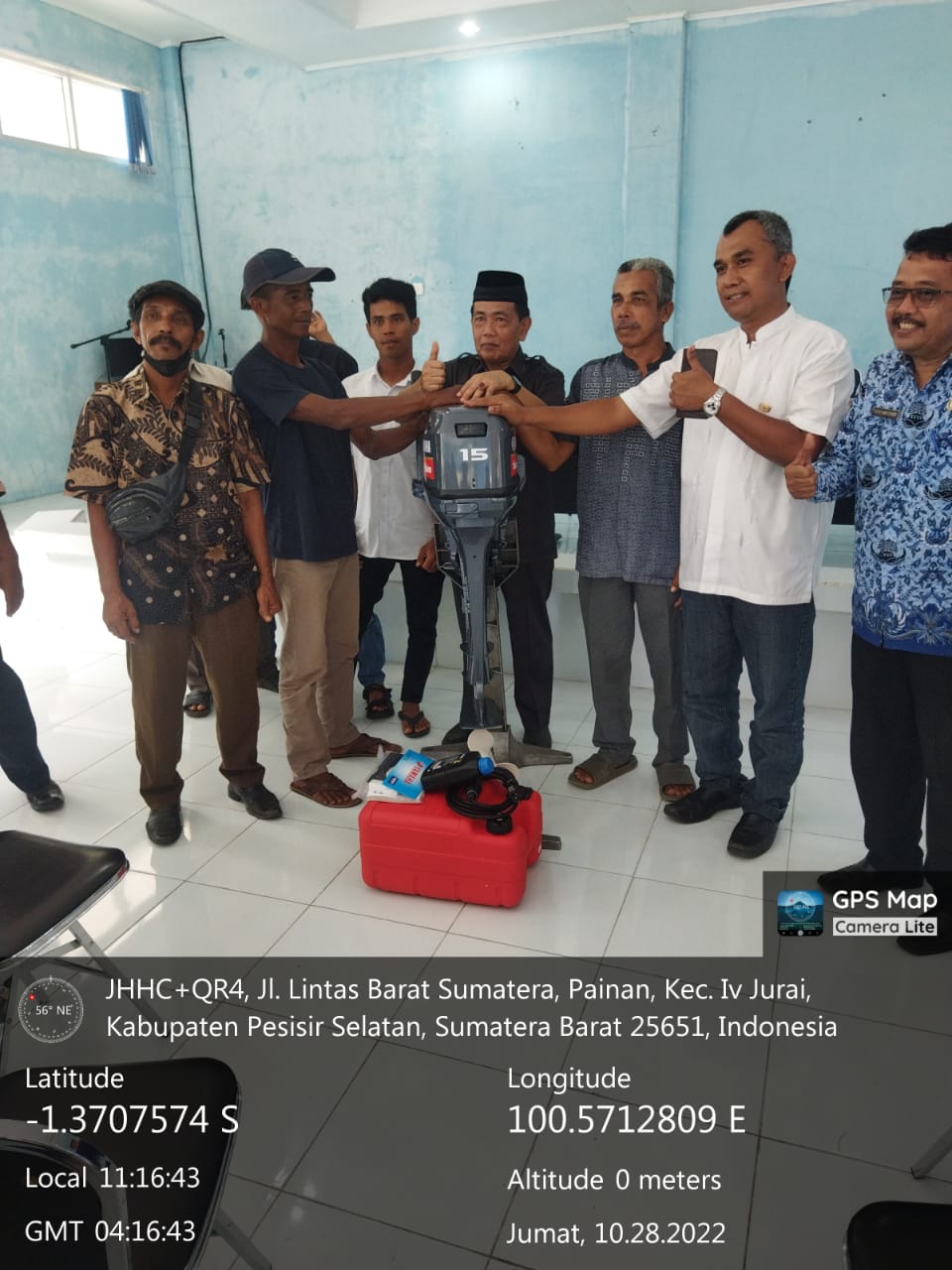 PENYERAHAN BANTUAN MESIN TEMPEL DI SUNGAI NIPAH KEC. IV JURAI POKIR BAPAK BAKRI BAKAR, SH