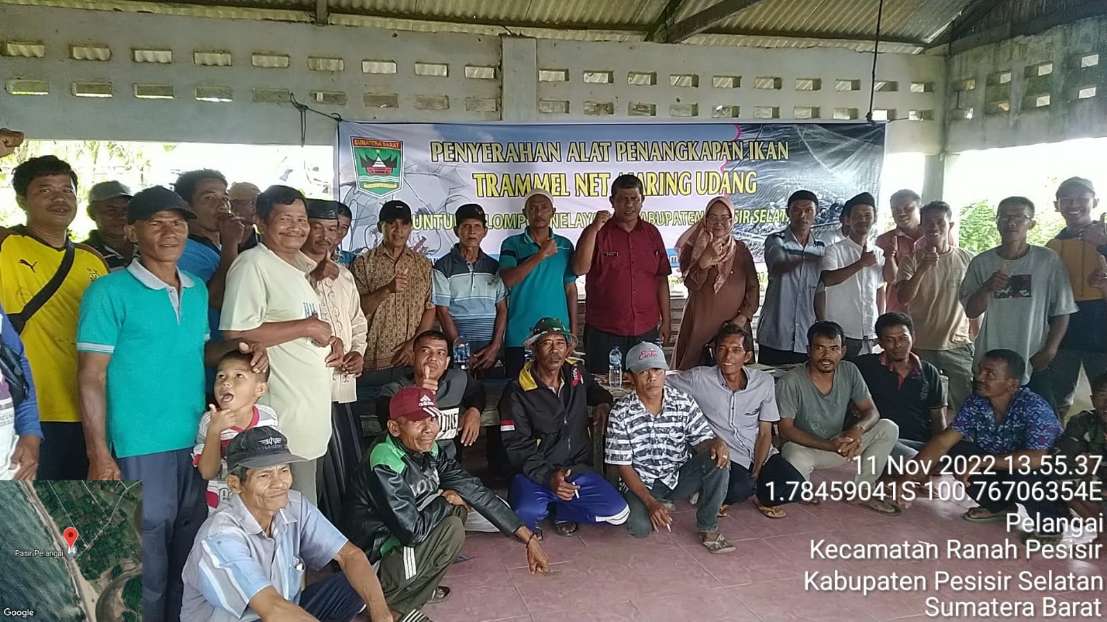 DINAS PERIKANAN DAN PANGAN KAB. PESISIR SELATAN PENYERAHAN PAKET JARING TRAMELNET DI KEC. RANAH PESI