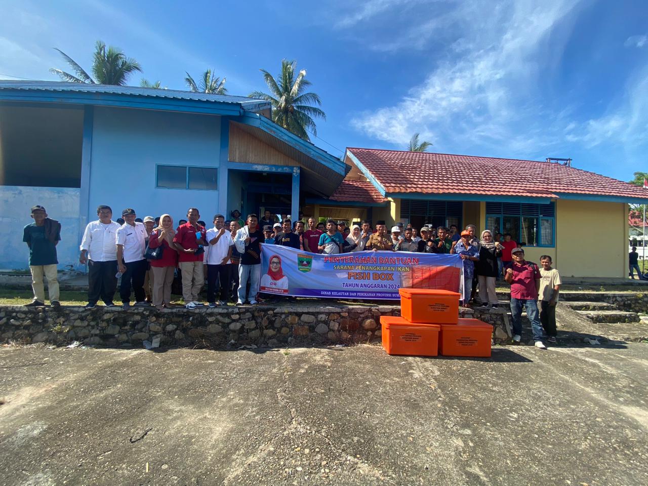 Penyerahan Bantuan Coolbox sebanyak 150 Unit untuk Kelompok Nelayan di Pesisir Selatan 